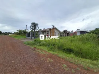 Foto da fachada de uma casa em Lajeado, Brasil, com vegetação densa ao redor.