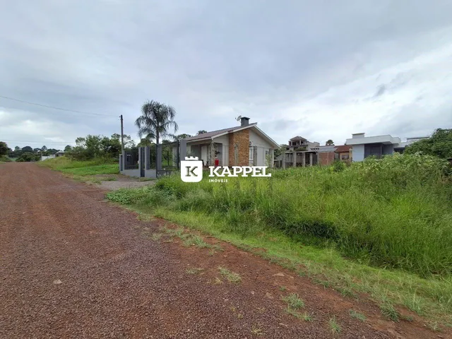 Foto da fachada de uma casa em Lajeado, Brasil, com vegetação densa ao redor.