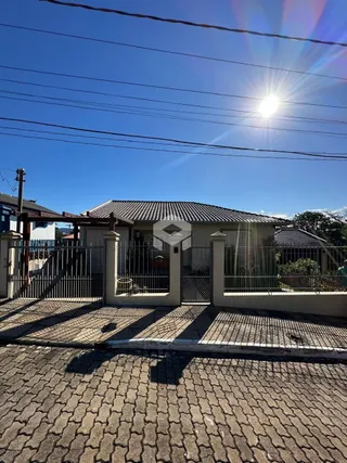 Fachada de uma residência em Lajeado, Brasil, com cerca e portão.