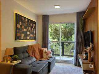 Sala de estar com vista para a vegetação externa.