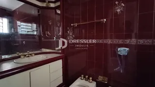 Foto de um banheiro com revestimento em tons de marrom.