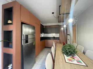 Foto de uma cozinha moderna com armários de madeira e eletrodomésticos em Lajeado.