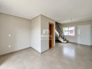 Interior de um espaço com paredes claras e piso de cerâmica.