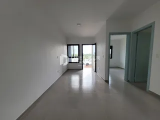 Hall de entrada com piso de cerâmica claro.