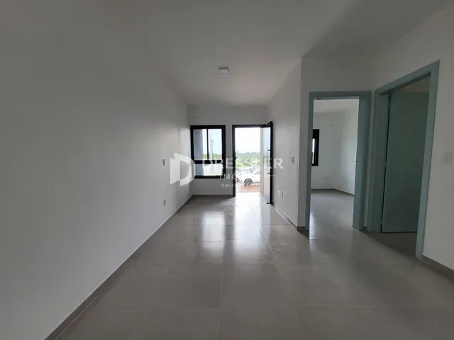 Hall de entrada com piso de cerâmica claro.