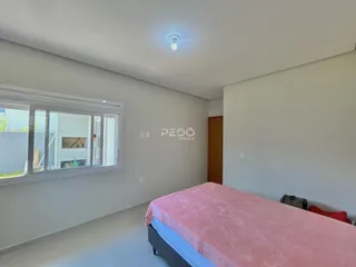 Um quarto moderno com janela e cama em um imóvel.