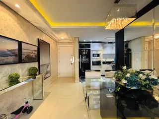 Hall de entrada com decoração moderna e cozinha integrada em imóvel no Lajeado.