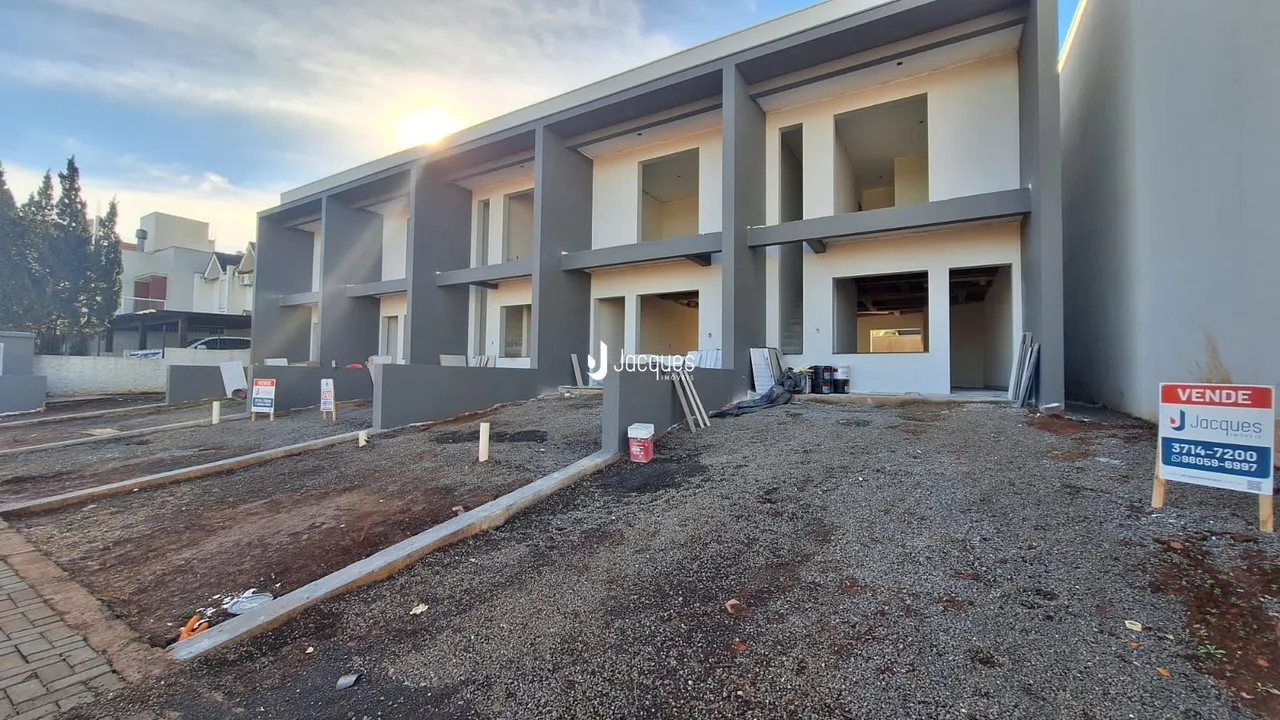 A fachada de uma residência moderna em construção em Lajeado.