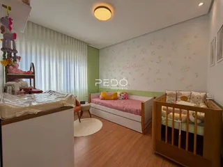 Foto de um quarto com camas e piso de madeira em uma propriedade no Brasil.