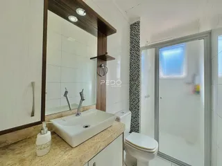 Foto de um banheiro com pia e vaso sanitário em um imóvel no Brasil.