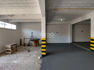 Imagem de um corredor interno de uma propriedade em construção.