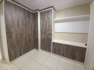 Foto de uma cozinha com armários de madeira escura e piso de cerâmica.