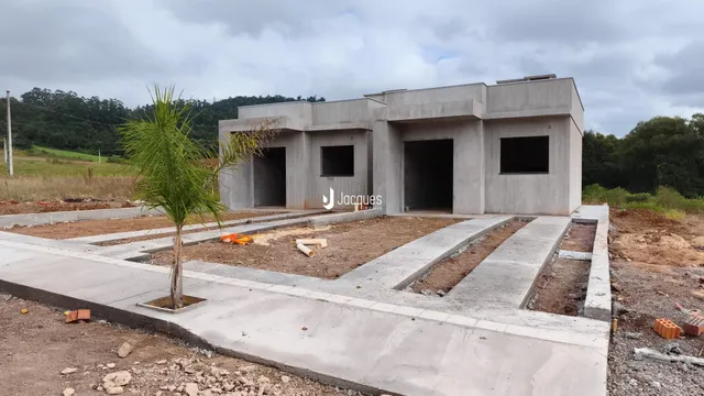 Vista externa de uma construção em concreto em Lajeado, Brasil.