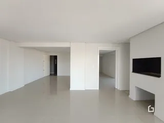 Corredor interno de uma residência com paredes brancas.