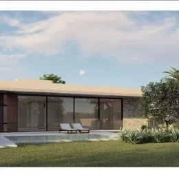 Vista externa de uma residência moderna com grandes portas de vidro e área gramada.