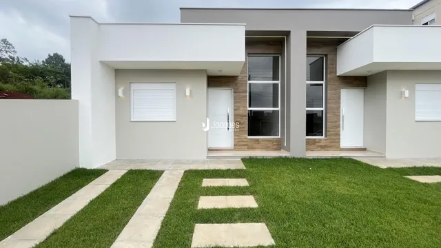 Fachada moderna de uma residência em Lajeado, Brasil com jardim frontal.