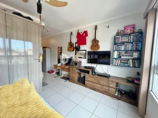 Quarto com armário e móveis de madeira em um imóvel no Brasil.