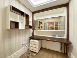 Uma sala de estar com estantes e uma abertura com vidro decorativa.