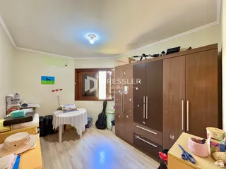 Sala de estar com armário de madeira e piso de madeira clara.