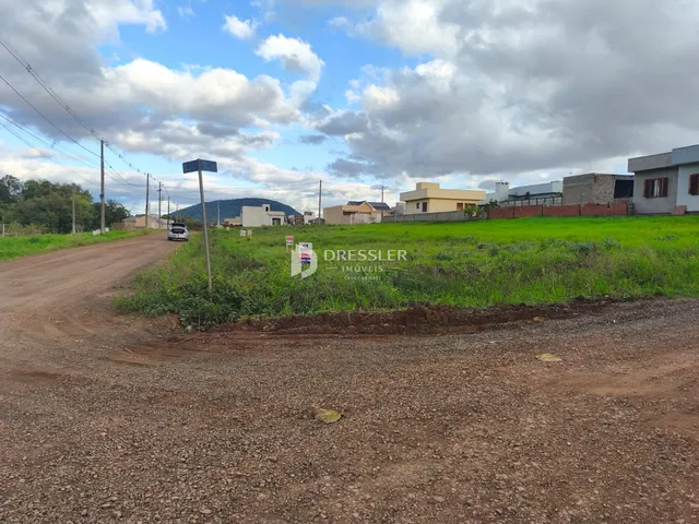 Vista da propriedade rural em Lajeado, Brasil, mostrando uma estrada de terra e campos verdes.