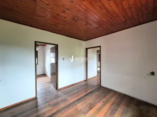 Vista interna de um ambiente com piso de madeira e teto de madeira.