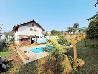 Foto da fachada de uma casa com piscina em Lajeado, Brasil.
