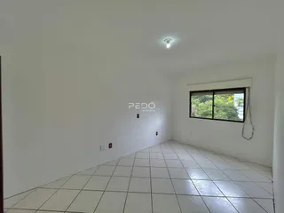 Interior de uma sala com piso de cerâmica branca.