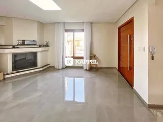 Sala de estar com piso de porcelanato e lareira.