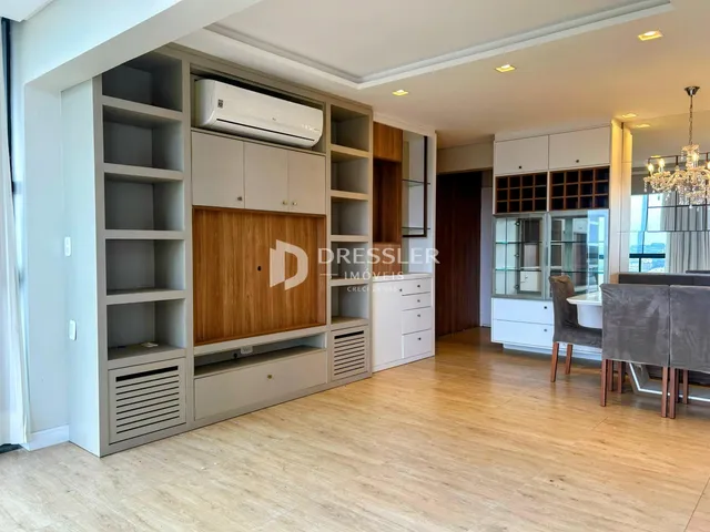 Sala de estar moderna com painéis de madeira e armários embutidos.