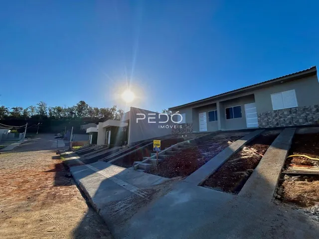Fachada de uma residência em Lajeado, Brasil, com área externa em construção.