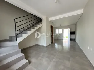 Vista de um corredor com escadaria em um imóvel em Lajeado.