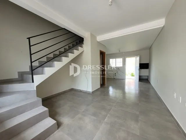 Vista de um corredor com escadaria em um imóvel em Lajeado.