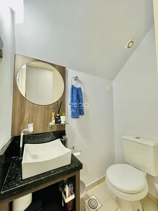 Foto de um banheiro com pia e vaso sanitário em uma residência.