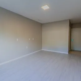 Ambiente interno com paredes brancas e piso claro.