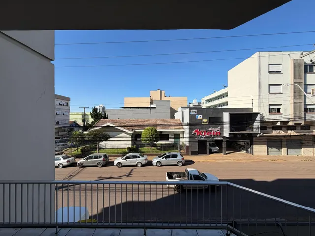 Vista externa de um imóvel em uma rua residencial.
