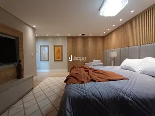 Quarto moderno com cama grande e painéis de madeira na parede.