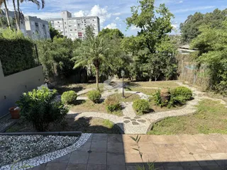 Vista de um jardim com paisagismo e área de lazer em Lajeado, Brasil.