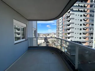 Vista da varanda de um apartamento em Lajeado, Brasil, com vista para a cidade.