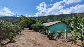 Fachada de uma casa verde-água em uma estrada de terra em Lajeado, Brasil.