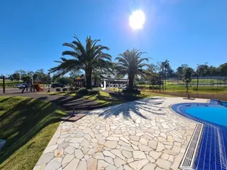 Foto da área externa com piscina e paisagismo em Lajeado.