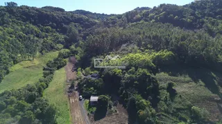 Vista aérea de uma propriedade cercada por floresta densa.