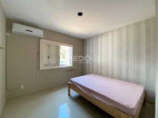 Quarto com cama e ar condicionado em um imóvel no Brasil.