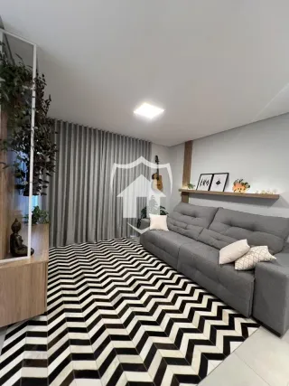 Sala de estar com piso em padrão xadrez preto e branco.
