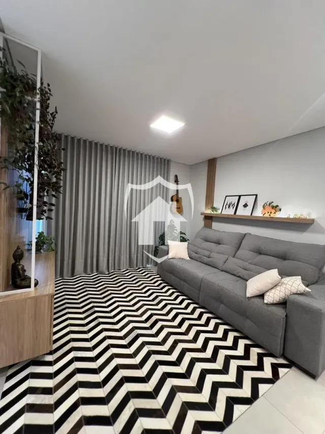 Sala de estar com piso em padrão xadrez preto e branco.