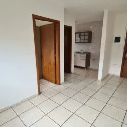 Foto de um corredor interno com piso de cerâmica.