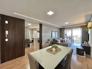 Sala de estar com piso de madeira e vista para a varanda.