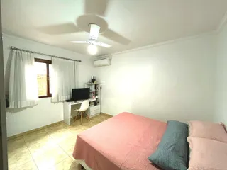 Quarto com cama e janela em um imóvel.