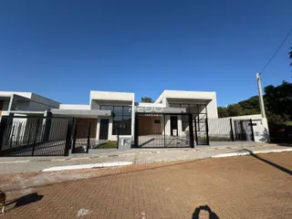 A fachada de uma residência moderna em Lajeado, Brasil.