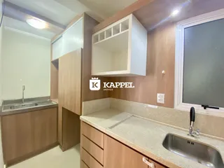 Foto de uma cozinha com armários de madeira e bancada clara.