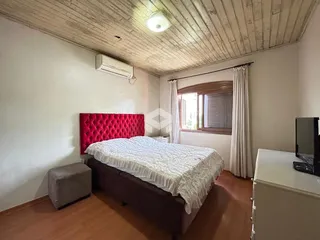 Quarto com cama e janela em um imóvel no Brasil.